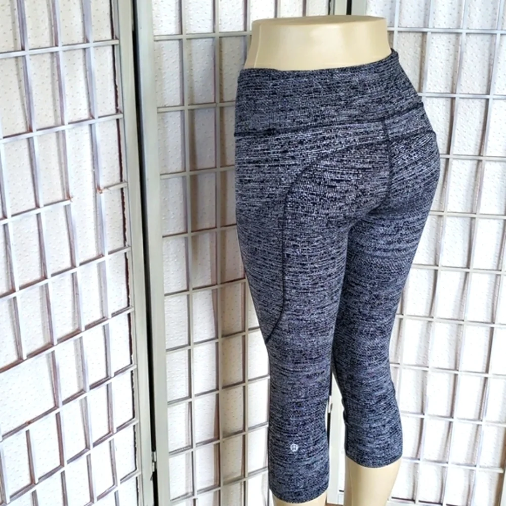 Lululemon black and white capri yoga sports women's leggings size 4
